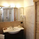 Les Combes Отель