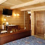 Отель Les Combes 3*