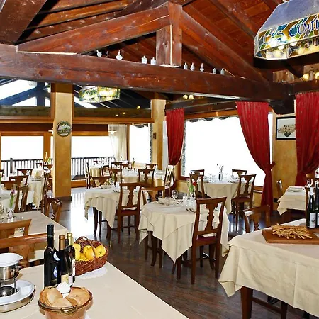 Les Combes Отель