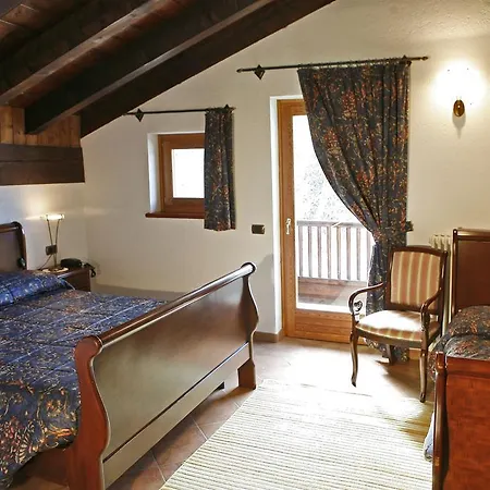 Отель Les Combes Ла-Саль