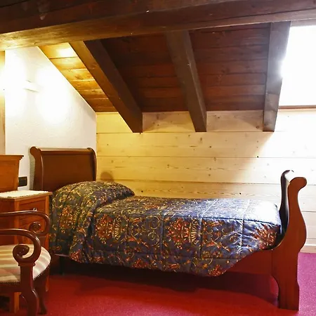 Les Combes فندق لا سالّي